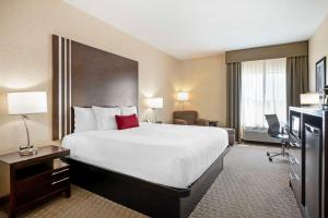 King Room - Non-Smoking room in Best Western Plus Howe Inn