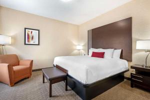 King Suite with Sofa Bed - Non-Smoking room in Best Western Plus Howe Inn