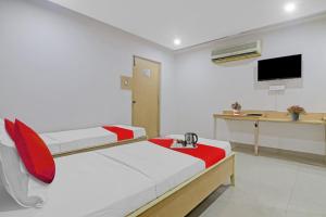 Hotel O Padmini Near Lakdikapool Metro Station