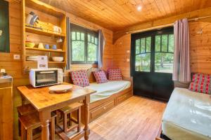 Maisons de vacances La Roulotte Rouge : photos des chambres