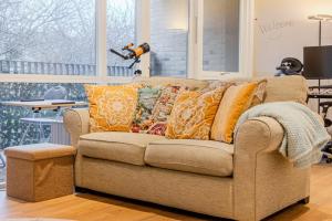 Radiant Relay: Stylish 1-Bed Flat w Balcony