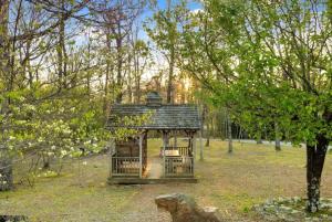 The Loose Moose with a private hot tub