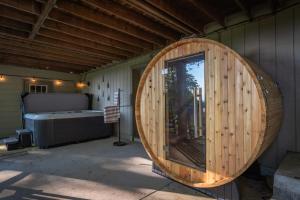 Epic Home Sleeps 20-Basketball Court-Hot Tub-Sauna