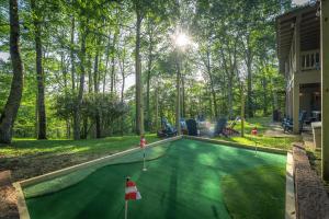 Epic Home Sleeps 20-Basketball Court-Hot Tub-Sauna