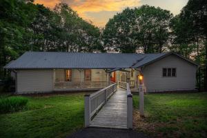 Epic Home Sleeps 20-Basketball Court-Hot Tub-Sauna