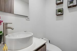 Clase 48 apt1002 - Loft with Panoramic Views and AC