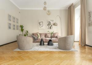 oompH Warsaw Central 3BR & 2BATHS Grand Residence