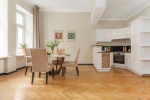 oompH Warsaw Central 3BR & 2BATHS Grand Residence