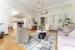 oompH Warsaw Central 3BR & 2BATHS Grand Residence