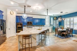 Putting Green and Hot Tub Goodyear Retreat!