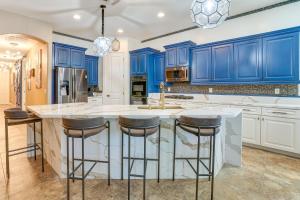 Putting Green and Hot Tub Goodyear Retreat!