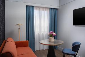 Family Adjoining Room (2 Adults + 2 Children)