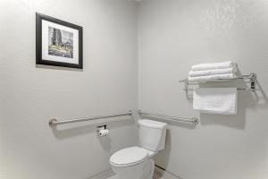 King Room with Bath Tub - Disability Access room in Best Western Knoxville Airport / Alcoa TN