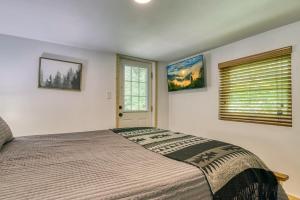 "Hillside Cottage" is minutes to town and to Rocky Top SportsHot Tub Nature SettingGrillSleeps 6