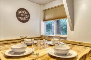 "Hillside Cottage" is minutes to town and to Rocky Top SportsHot Tub Nature SettingGrillSleeps 6