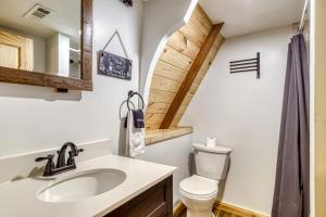 "Hillside Cottage" is minutes to town and to Rocky Top SportsHot Tub Nature SettingGrillSleeps 6