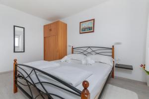 Family friendly house with a swimming pool Lokva Rogoznica, Omis - 4328