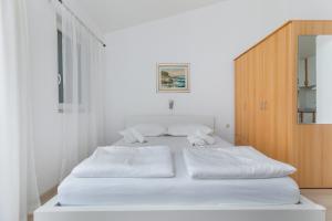 Family friendly house with a swimming pool Lokva Rogoznica, Omis - 4328