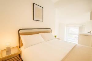 Charming Top Floor Cardiff Gem