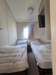 Caravan Kirsty Sleeps 6 with Free Parking
