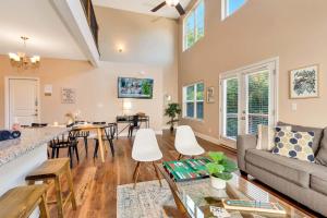 Cityscape Haven at Missionary Ridge with a hot tub