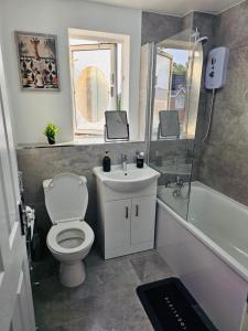 Stylish 3 Bed Home With Garden & Free Parking