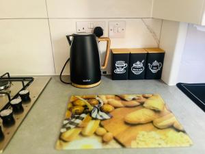 Stylish 3 Bed Home With Garden & Free Parking