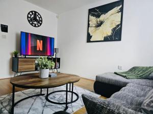 Stylish 3 Bed Home With Garden & Free Parking