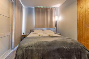 Cosy Family Flat - Heart of Val Thorens, Balcony with Mountain Views