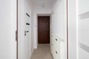 Plac Wilsona Modern Apartment by BookingHost