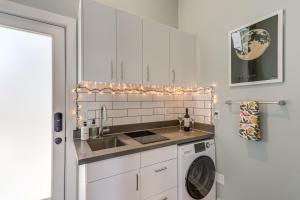 Walk to Discovery Park Bright Studio in Magnolia