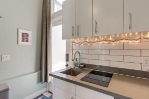 Walk to Discovery Park Bright Studio in Magnolia