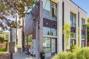 Walk to Discovery Park Bright Studio in Magnolia