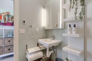 Walk to Discovery Park Bright Studio in Magnolia