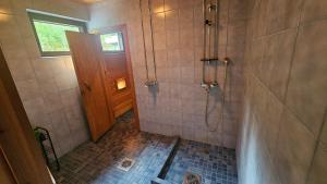 Mökki ison vesistön rannalla