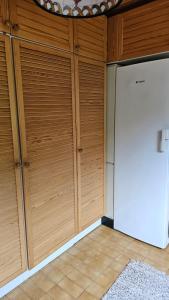 Mökki ison vesistön rannalla