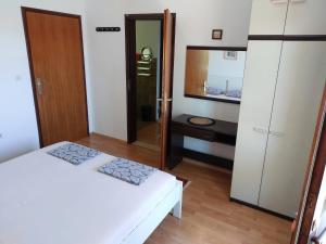 Apartments with parking space Makarska - 22633