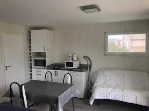 Appartements Perols Centre, Studio unique au dessus de notre maison avec grande terrasse : photos des chambres