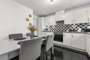 New large townhouse 3 bedrooms 4 beds and parking