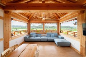 Gyeongju Jiseom Hanok Pool Villa Pension