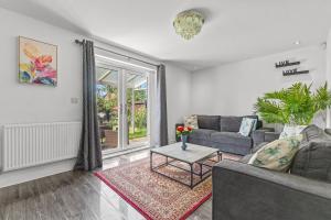 New large townhouse 3 bedrooms 4 beds and parking