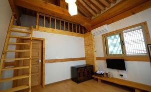 Jeonju Hanok Maeul Sukbak Deomeomoom