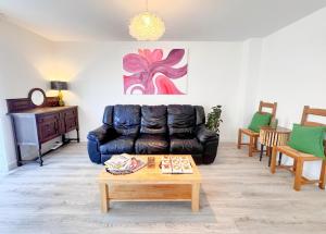 Full equipment brand new modern 4 double bedrooms house near city centre in Birmingham EdenGateway