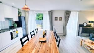 Full equipment brand new modern 4 double bedrooms house near city centre in Birmingham EdenGateway