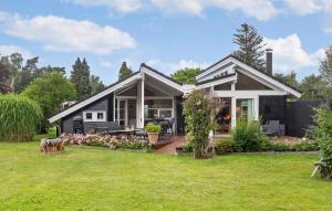 Lovely Home In Dronningmølle With Wifi