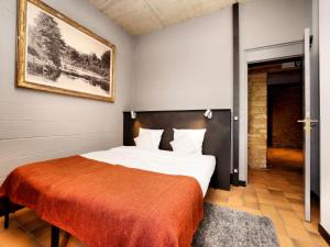 Fancy Holiday Home in Sainte-Cécile with Pool House & Indoor Pool