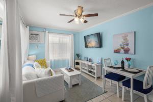Coastal Breeze Siesta Dolphin "A"