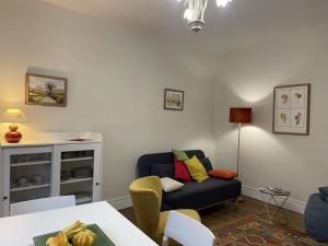 Appartement à Moulins: Confort avec Balcon, Draps et Linge Inclus - FR-1-489-398