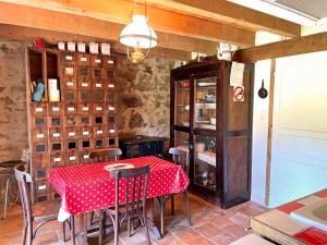 Maisons de vacances Fermette renovee avec charme, 4 chambres, jardin, poele bois, internet, animaux acceptes - FR-1-489-246 : photos des chambres