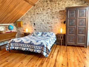 Maisons de vacances Fermette renovee avec charme, 4 chambres, jardin, poele bois, internet, animaux acceptes - FR-1-489-246 : photos des chambres